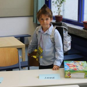 Janne lernt seinen neuen Klassenraum kennen