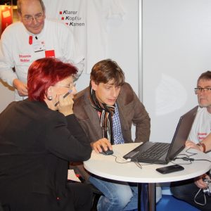 Heidemarie Wieczorek-Zeul, Oliver Bartosch, Joachim Eckardt, Dieter Schmidt begutachten den Internetauftritt der SPD Kamen