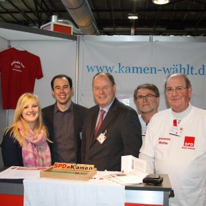 Wendy Wagner, Henning Tillmann, Peer Steinbrück, Joachim Eckardt, Dieter Schmidt auf dem Parteitag in Berlin (Archiv-Foto)