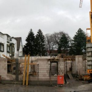 hier entsteht der Neubau Familienbande-Familiennetzwerk e.V. unter der Hochstraße/Bahnhofstraße