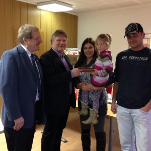 (v.l. n.r. Friedhelm Lipinski, Rüdiger Weiß und Jolina Reinhard mit ihren Eltern)