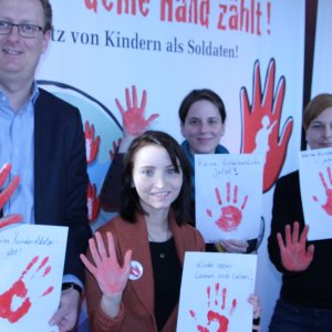 Oliver Kaczmarek mit seinem Berlliner Büroteam bei der Aktion "Rote Hand"