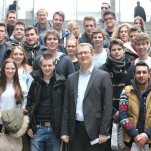 Schüler und Schülerinnen des städtischen Gymnasiums Kamen besuchen Oliver Kaczmarek in Berlin