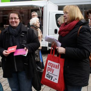 Annette Mann und Petra Hartig auf dem Kamener Wochenmarkt am heutigen Equalpayday