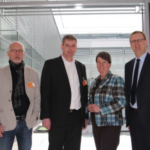 von links nach rechts: Manfred Kreuschner (Vorsitzender Betriebsrat Glückauf-Kaserne, Unna), Martin Schulz (Personalratsmitglied Glückauf-Kaserne, Unna), Dr. Barbara Hendricks (Schatzmeisterin der SPD) und Oliver Kaczmarek.