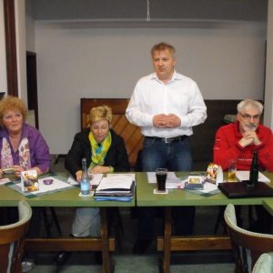 Klaus Kasperidus (OV-Vorsitzender und Carina Gödecke (2. v. li.)