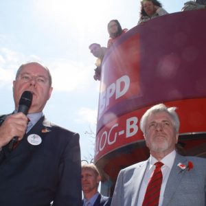 Peer Steinbrück in Kamen vor der "Dialog-Box" zusammen mit Hermann Hupe