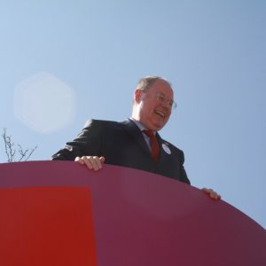 Ein kurzer Blick, dann mischt sich der Kanzlerkanidat wieder unter die Menschen