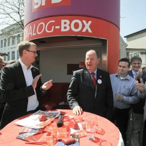 Die SPD Dialog-Box ist bis zur Bundestagswahl deutschlandweit in den Städten unterwegs. Peer Steinbrück am Mittwoch in Kamen auf dem Alten Markt
