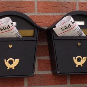 Der Südkurier steckt frisch gedrukt im Postkasten.