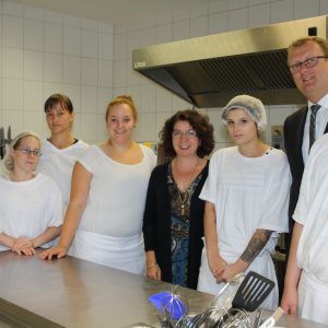 SPD-Bundestagsabgeordneter Oliver Kaczmarek und Erziehungswissenschaftlerin Yasemin Karakasoglu besuchen Produktionsschule Schwerte