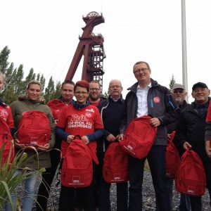 Oliver Kaczmarek und der rote Rucksack unterwegs