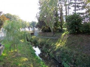 Die Seseke wird in einem ersten Schritt zwischen Partnerschafts- und Maibrücke umgestaltet