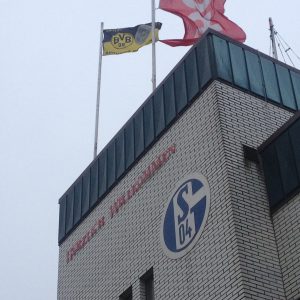 Bvb-Fahne auf dem Schalkehotel in Billerbek