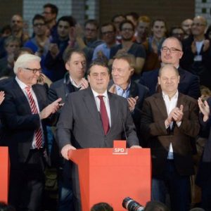 Die SPD-Parteiführung verkündete gegen 15 Uhr das Ergebnis: Rund 76 Prozent aller wählenden Mitglieder stimmten mit "Ja".