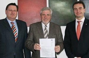 Foto v.l.n.r.: Ralf Oxe, Kommunal- und Finanzaufsicht Kreisverwaltung Unna, Bürgermeister Hermann Hupe und