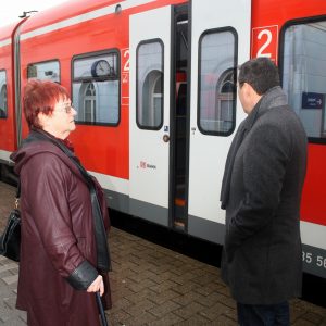 Renate Jung und Uwe Liedtke am Bahnsteig in Kamen