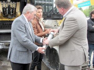 Das Rohr wurde u.a. mit Münzen und alten Hertie-Fotos bestückt