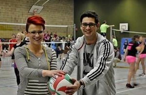 Lana Schnack und Gökcen Guru beim NachtVolleyballturnier der Kamener Jusos