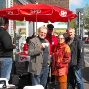 Friedhelm Lipinski in Heeren-Werve im Gespräch mit Heerener Bürgern