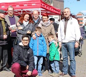 Gökcen Kuru am Samstag in der Fußgängerzone bei der Ostereierverteilaktion