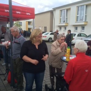 Nicola Zühlke im Gespräch mit Anwohnern des Seniorenzentrums