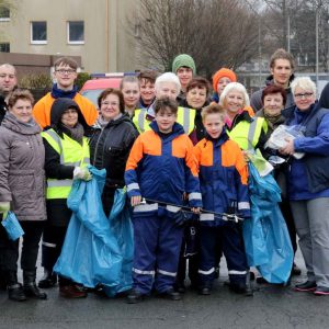 Auch an der Feuerwache in Kamen trafen sich wieder viele Helfer, um bei der Aktion "Frühjahrsputz" mitzuwirken. Foto: Christoph Volkmer